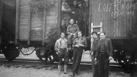 Les requis en route vers Moscou (avril 1945). Assis au centre : Pierre Lebugle, cultivateur de Camembert dans l'Orne.