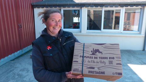 Géraldine Leroux présente les coiffes permettant d'identifier ses productions dans les commerces.