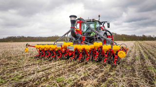 Le jalonnage automatique de Väderstad peut soulever les éléments, en plus de couper l'alimentation en semences. Le jalonnage automatique de Väderstad peut soulever les éléments, en plus de couper l'alimentation en semences.