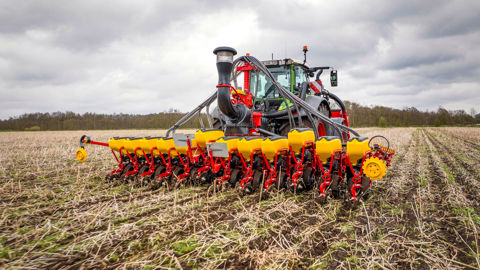 Le jalonnage automatique de Väderstad peut soulever les éléments, en plus de couper l'alimentation en semences.
