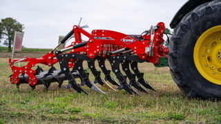 Le décompacteur Kuhn DT peut recevoir des dents L pour les terres légères ou XL pour les terres lourdes. Le décompacteur Kuhn DT peut recevoir des dents L pour les terres légères ou XL pour les terres lourdes.