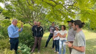 Le groupe des Arbusticulteurs sur le terrain chez Pascal Prieur, lors d’une rencontre de l’association fin mai 2025 au Mans.