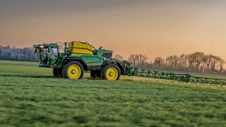 Le pulvérisateur automoteur 500R de John Deere se décline en deux modèles de 4 000 et 5 000 litres de capacité de cuve. Le pulvérisateur automoteur 500R de John Deere se décline en deux modèles de 4 000 et 5 000 litres de capacité de cuve.