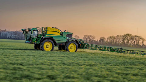 Le pulvérisateur automoteur 500R de John Deere se décline en deux modèles de 4 000 et 5 000 litres de capacité de cuve.
