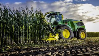 Les ensileuses F8 et F9 de John Deere reçoivent de nombreux automatismes qui simplifient la conduite. Les ensileuses F8 et F9 de John Deere reçoivent de nombreux automatismes qui simplifient la conduite.