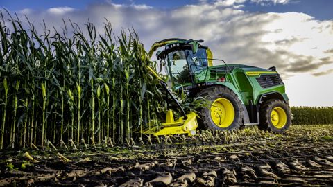 Les ensileuses F8 et F9 de John Deere reçoivent de nombreux automatismes qui simplifient la conduite. Les ensileuses F8 et F9 de John Deere reçoivent de nombreux automatismes qui simplifient la conduite.