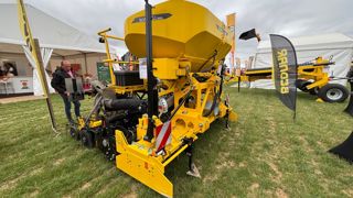 Bednar introduit un combiné de semis porté en 3 et 4 m.