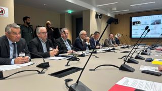 Les présidents des filières d'élevage, de la betterave et du maïs étaient réunis avec des députés de différents partis, à l'Assemblée nationale, le 4 juin 2025, pour exprimer leur opposition au traité commercial entre le Mercosur et l'Union européenne. Les présidents des filières d'élevage, de la betterave et du maïs étaient réunis avec des députés de différents partis, à l'Assemblée nationale, le 4 juin 2025, pour exprimer leur opposition au traité commercial entre le Mercosur et l'Union européenne.