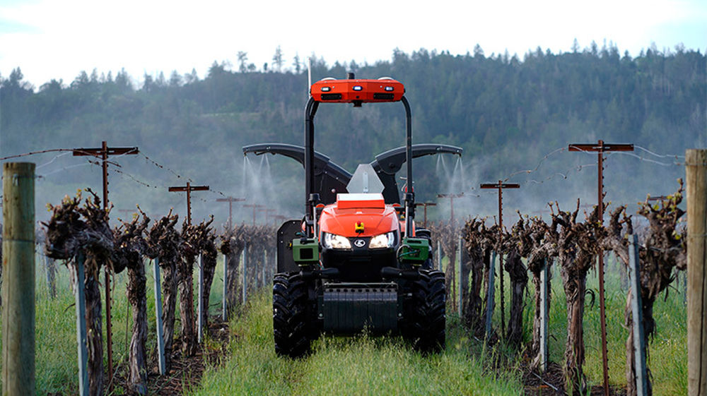 Les systèmes d'Agtonomy permettent de robotiser la conduite de tracteurs et l'application de produits sur des cultures spéciales. Les systèmes d'Agtonomy permettent de robotiser la conduite de tracteurs et l'application de produits sur des cultures spéciales.