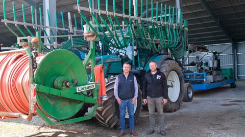 Édouard Leveau, à gauche, dirigeant de l’ETA Valmat, aux côtés de Cédric Herbelin, responsable épandage.