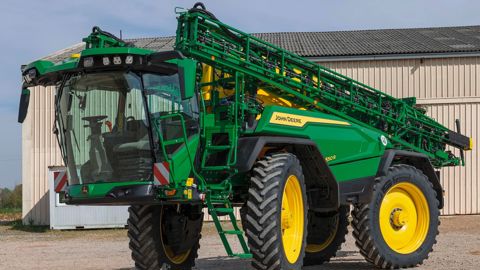 Son gabarit étroit facilite et sécurise le transport routier, tout en accueillant une grande plateforme entre la cuve et la cabine.
