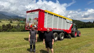 Clément Breysse (droite) et son salarié Léo (gauche) conduisent des autochargeuses Jumbo de Pöttinger équipées de démêleurs.