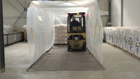 Nox Storage propose de bigbags étanches et des megas bags (ici entreposage de palettes à l'intérieur). Nox Storage propose de bigbags étanches et des megas bags (ici entreposage de palettes à l'intérieur).