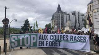Un millier de personnes, de militants d'associations environnementales ou de syndicat, mais aussi quelques élus locaux personnes ont manifesté le samedi 14 juin 2025 à Pau contre un projet industriel destiné à produire des biocarburants pour l'aviation et le transport maritime. Un millier de personnes, de militants d'associations environnementales ou de syndicat, mais aussi quelques élus locaux personnes ont manifesté le samedi 14 juin 2025 à Pau contre un projet industriel destiné à produire des biocarburants pour l'aviation et le transport maritime.