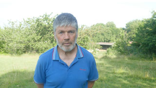 Depuis plusieurs mois, Serge Deschamps, éleveur bio à Eyzerac en Dordogne, s’oppose à l’abattage total de son cheptel à cause de la tuberculose bovine.