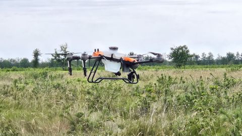 L'AG 150 peut embarquer 70 litres en pulvérisation et 100 kg en épandage.