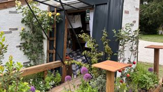Le petit jardin urbain « Sous le ciel de Paris », réalisé par les étudiants de l’Esaj, invite à une exploration végétale sur les toits de la capitale. Le petit jardin urbain « Sous le ciel de Paris », réalisé par les étudiants de l’Esaj, invite à une exploration végétale sur les toits de la capitale.