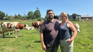 Xavier Laurent et sa compagne Charlotte qui travaille à mi-temps sur l'exploitation.