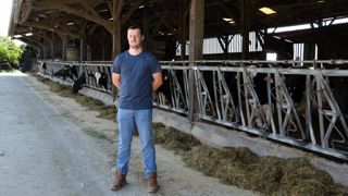 Convaincu des bienfaits zootechniques et agronomiques de la luzerne, Adrien Moussay compte augmenter sa surface l'an prochain. « Tout compris, elle me revient à 270 €/tonne », explique-t-il.