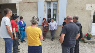 Pendant neuf mois, neuf agriculteurs et agricultrices et deux assistantes sociales ont échangé sur les problèmes qu'ils rencontrent et construit ensemble une pièce de théâtre. Pendant neuf mois, neuf agriculteurs et agricultrices et deux assistantes sociales ont échangé sur les problèmes qu'ils rencontrent et construit ensemble une pièce de théâtre.