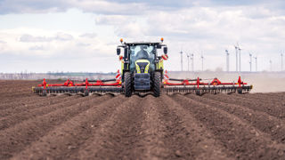 La herse étrille TineCare V 12050 de Pöttinger travaille sur une largeur de 12 mètres. La herse étrille TineCare V 12050 de Pöttinger travaille sur une largeur de 12 mètres.
