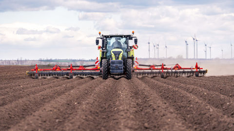 La herse étrille TineCare V 12050 de Pöttinger travaille sur une largeur de 12 mètres. La herse étrille TineCare V 12050 de Pöttinger travaille sur une largeur de 12 mètres.