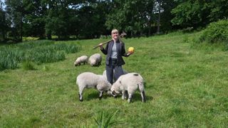 Anne Thiebot souligne le caractère ressourçant de cette activité de pleine nature au milieu des ovins et bovins. Anne Thiebot souligne le caractère ressourçant de cette activité de pleine nature au milieu des ovins et bovins.