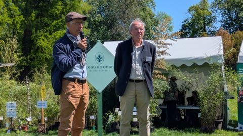 A Chantilly à la mi-mai, Bernard Merlet (à gauche) a reçu officiellement le label "Collection nationale" de la part du Conservatoire des collections végétales spécialisées pour sa collection de lierre.