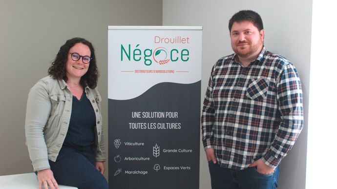 Nathan Drouillet est épaulé sur les aspects marketing et communication par sa compagne Julie Ribardière, entrepreneuse qui accompagne les entreprises sur ces sujets.