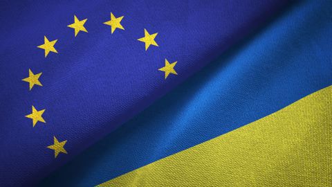 « L'UE ouvrira davantage son marché aux produits ukrainiens qu'avant la guerre, tout en tenant (...) compte des sensibilités de certains secteurs agroalimentaires », explique la Commission européenne.