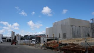 La chaufferie biomasse en construction sur le site de la laiterie Saint-Père. L’investissement de 7 millions d’euros est assuré par Engie qui lui vendra la vapeur.