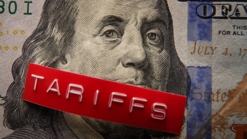 Billet de 100 dollars et étiquette portant la mention tarifs