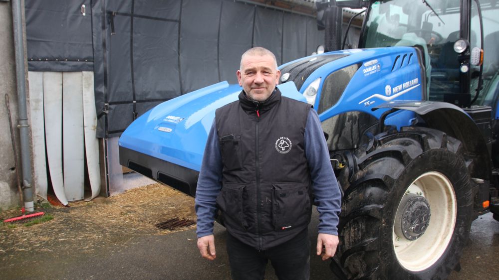 Pierre Besançon éleveur en Mayenne devant le tracteur New Holland T6.180