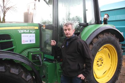 Bruno Couilleau devant un John Deere reconditionné