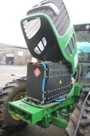 moteur électrique installé dans un tracteur John Deere 6330