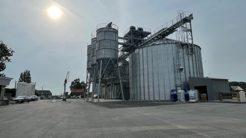 Sur le site d'Oisemont (Somme), la coopérative Calipso vient de remplacer son vieux silo en béton par trois cellules rondes métalliques.