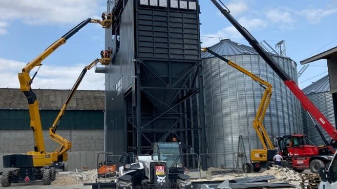 Sana Terra construit un nouveau silo de stockage vertical sur son site de Flesselles (Somme) pour un investissement de 3,8 M€. Il permettra de collecter 11 500 t de plus.