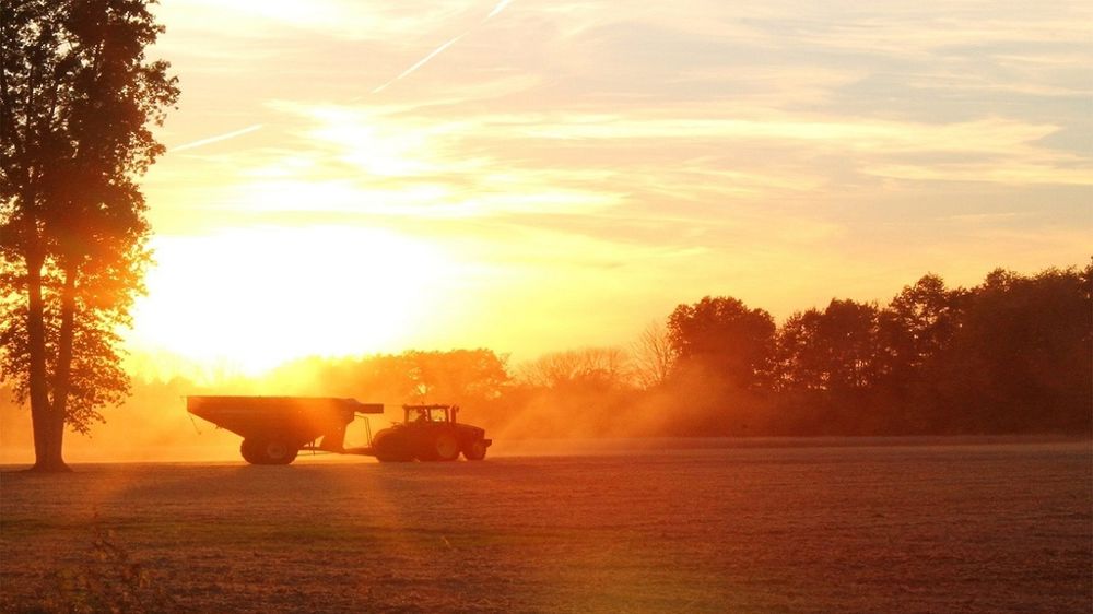Tracteur au coucher de soleil