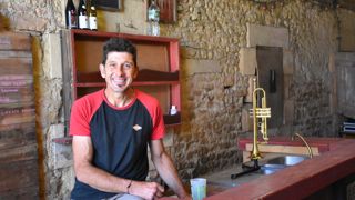 Éleveur et producteur de fromages bio, Jean-Luc Goulinet organise également chaque mois un concert à la ferme des Neuftables (Nièvre).