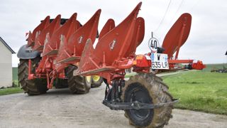 Avec le dispositif Go Drive qui permet à la tête de de pivoter indépendamment de la barre d’attelage, la VariMaster M se comporte comme un matériel traîné au transport.