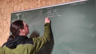Laura Morel essaie d'écrire régulièrement les tâches à faire pour le salarié. Laura Morel essaie d'écrire régulièrement les tâches à faire pour le salarié.