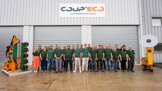 Les salariés de l'entreprise avec, en fronton, le nouveau logo dessiné pour les 30 ans.