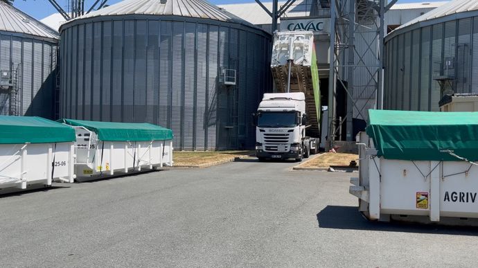 À Aizenay (Vendée), les équipes de la Cavac s'activent pour réceptionner la moisson 2025.