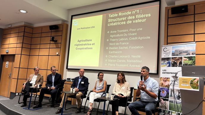 Une des tables rondes de la Matinale LCA sur l'agriculture régénératrice, jeudi 3 juillet à Paris, avec de g. à d. : Thierry Lebrun (Crédit Agricole Nord de France), Charles Léonardi (Nestlé), Pierre Toussaint (Axéréal), Marion Danès (Maïsadour), Anne Trombini (PADV) et Bastien Sachet (Earthworm Foundation).