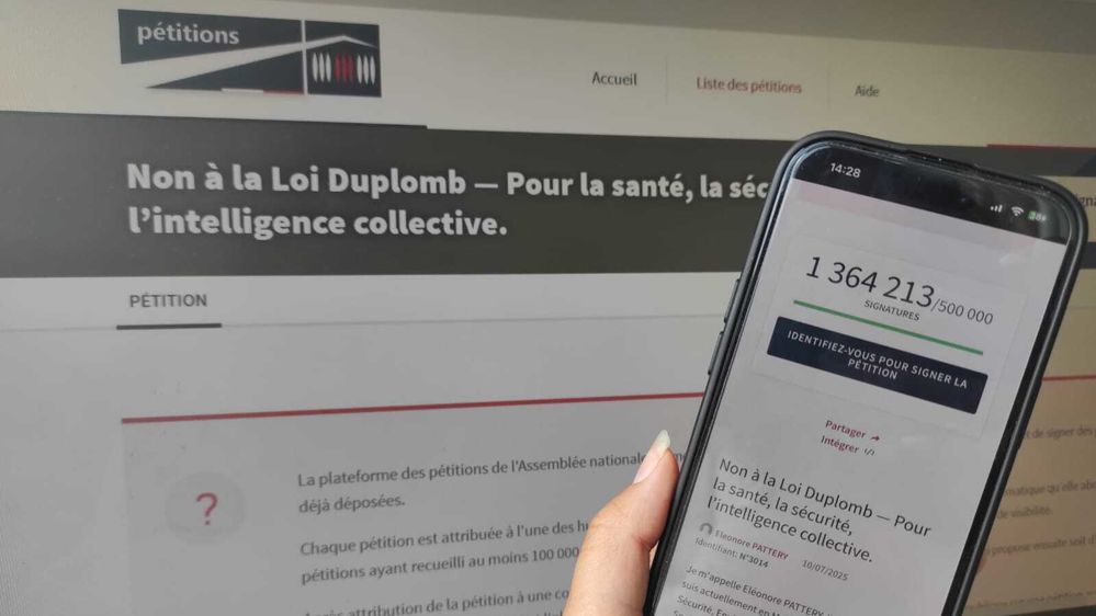 La pétition a recueilli plus de 500 000 signatures, seuil pour lequel un débat peut être tenu dans l'hémicycle de l'Assemblée nationale.