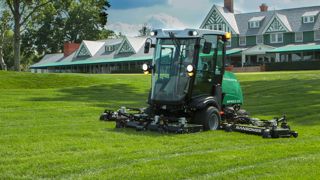 La marque anglaise Ransomes, appartenant à Textron Specialized Vehicules, a débuté avec les charrues et a créé sa première tondeuse en 1902.