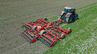 Kuhn dévoile le Highlander, un déchaumeur à 4 rangées de dents, proposé en 6 ou 7,5 m de largeur de travail. Kuhn dévoile le Highlander, un déchaumeur à 4 rangées de dents, proposé en 6 ou 7,5 m de largeur de travail.