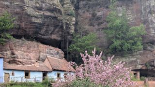 En Alsace, dans le Bas-Rhin, les maisons troglodytes de Graufthal se visitent. En Alsace, dans le Bas-Rhin, les maisons troglodytes de Graufthal se visitent.