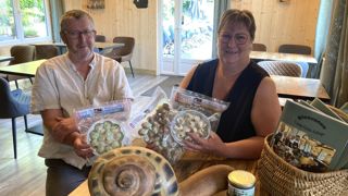 « Nous aimons vraiment ce que nous faisons aujourd’hui ! », se réjouissent Isabelle et Christophe Chaumeil, héliciculteurs au Vigean dans le Cantal depuis 2007. « Nous aimons vraiment ce que nous faisons aujourd’hui ! », se réjouissent Isabelle et Christophe Chaumeil, héliciculteurs au Vigean dans le Cantal depuis 2007.