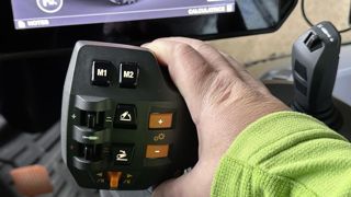 Les touches M1 et M2 en haut du joystick sont dédiées aux séquence de bout de champ. Les touches M1 et M2 en haut du joystick sont dédiées aux séquence de bout de champ.